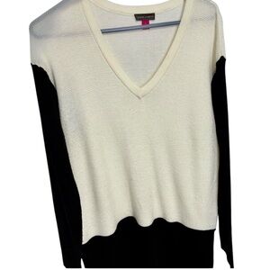 Vince Camuto Ivory Black Colorblock Waffle Knit V-Neck Sweater